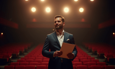 Acteur confiant sur scène avec éclairage brillant et public
