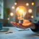 Main tenant une ampoule lumineuse avec icônes de propriété intellectuelle