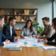 Groupe de professionnels analysant des graphiques en réunion