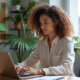 Femme au bureau à domicile travaillant sur un ordinateur portable