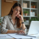 Femme concentrée dans son bureau moderne en pleine réflexion
