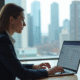 Un professionnel utilisant un ordinateur portable pour consulter des documents officiels au bureau