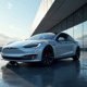 Tesla Model S élégante devant un bâtiment futuriste